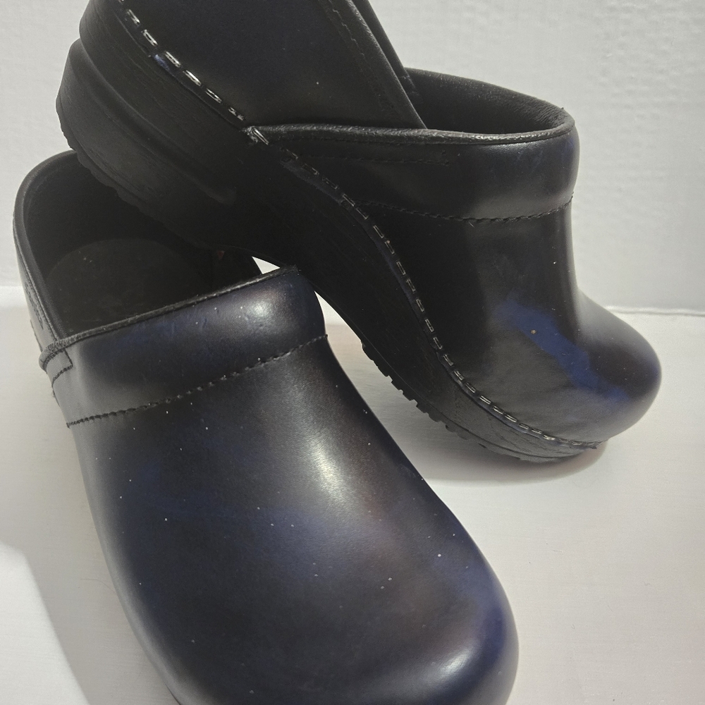 SANITA SIZE 35 MIDNIGHT BLUE CLOGS IN EXCELLENT CONDITION.
